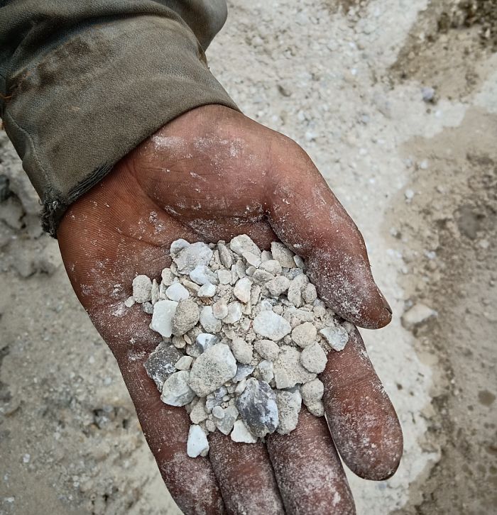 九游体育(中国)官方网站钻机深圳闹市显身手