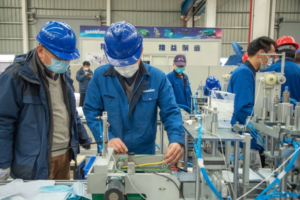 九游体育(中国)官方网站智能首台口罩机交付客户