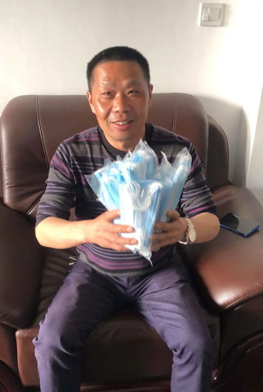 九游体育(中国)官方网站智能首批10万只自产口罩发放客户