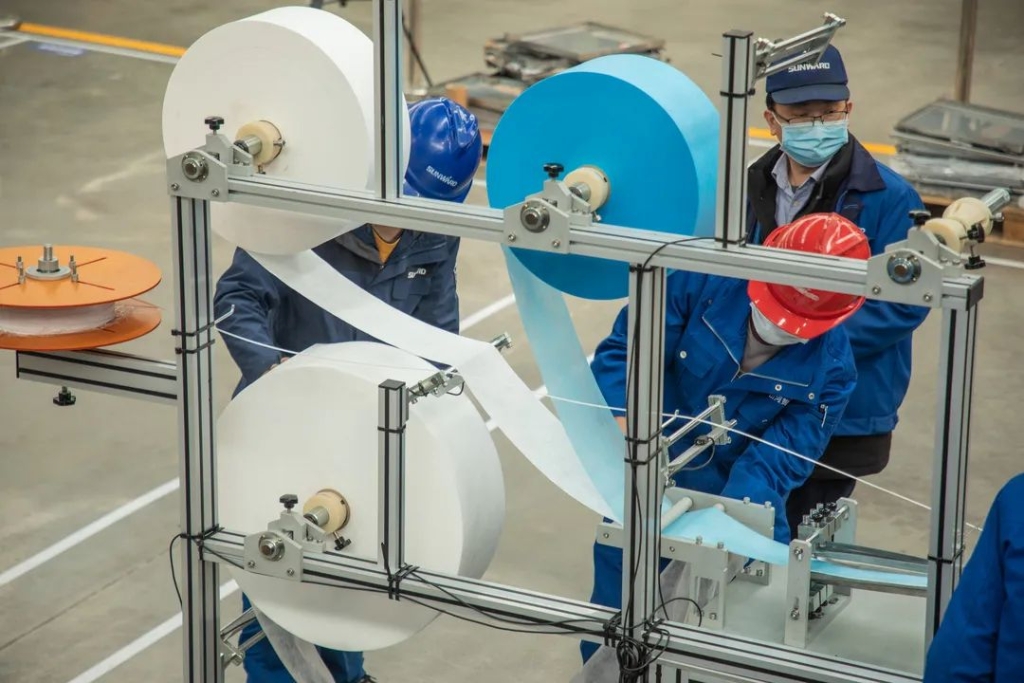 九游体育(中国)官方网站智能首台口罩机交付客户