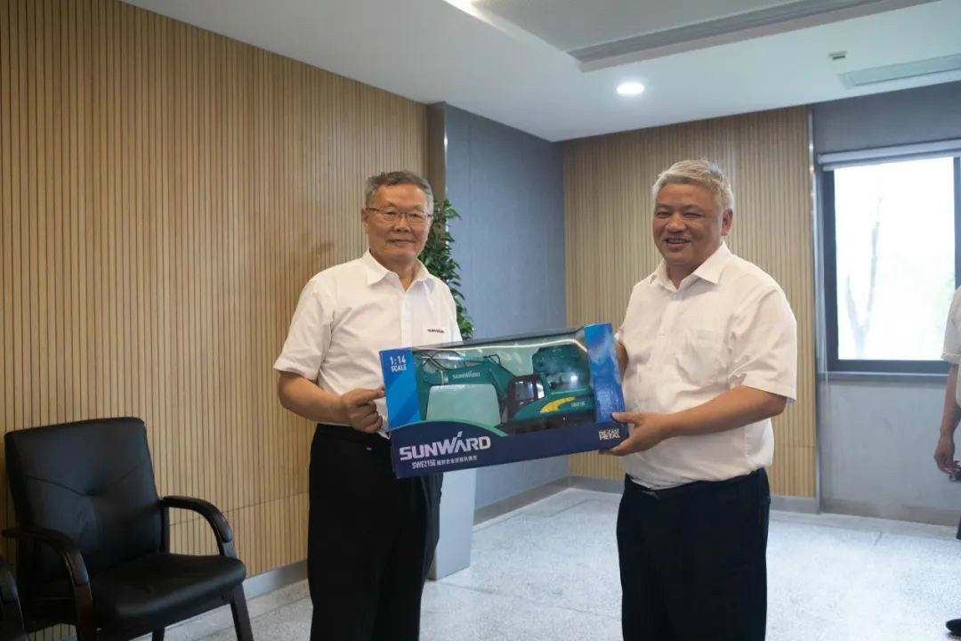 湖南黄金集团董事长黄启富一行考察九游体育(中国)官方网站智能