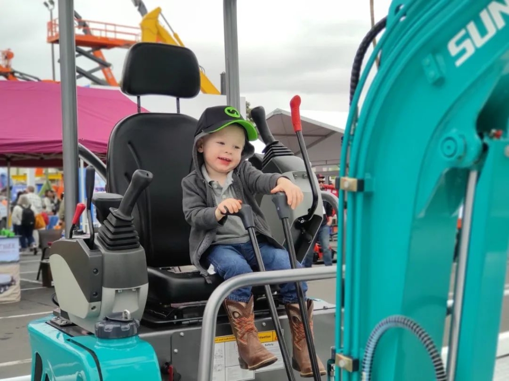 九游体育(中国)官方网站智能全新亮相美国工程机械展