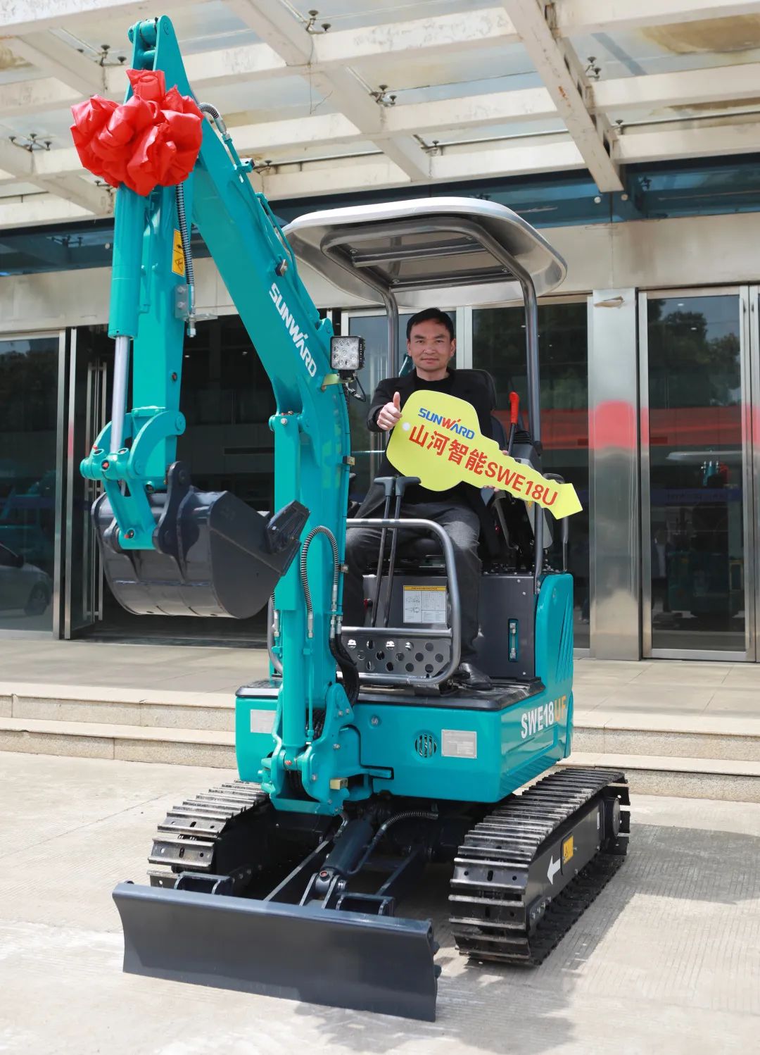 赠机仪式如约而至，九游体育(中国)官方网站智能与您同行