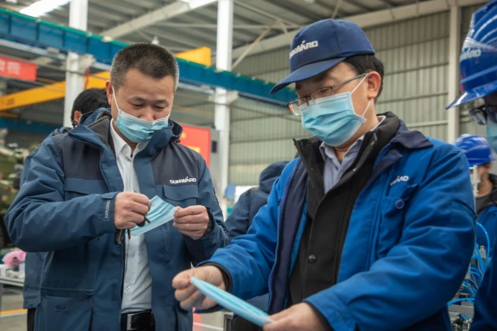 九游体育(中国)官方网站智能首台口罩机交付客户