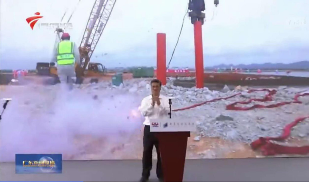 大湾区又一跨海“大桥”开工，九游体育(中国)官方网站智能挖掘机“秀”美现场