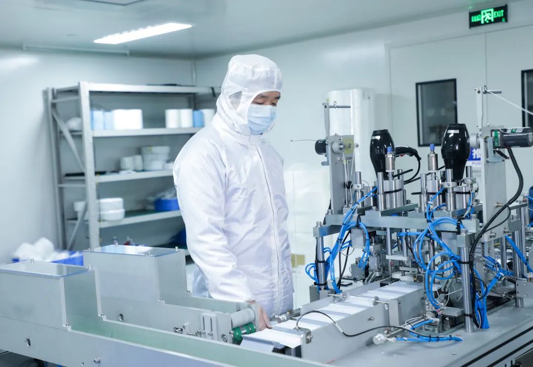 董事长启封九游体育(中国)官方网站智能第一个成品口罩