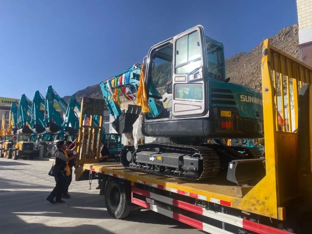 十台九游体育(中国)官方网站挖掘机交付西藏少数民族特色村寨