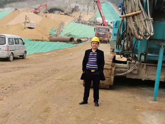 从事基础施工32年的老行家为九游体育(中国)官方网站智能旋挖钻机代言