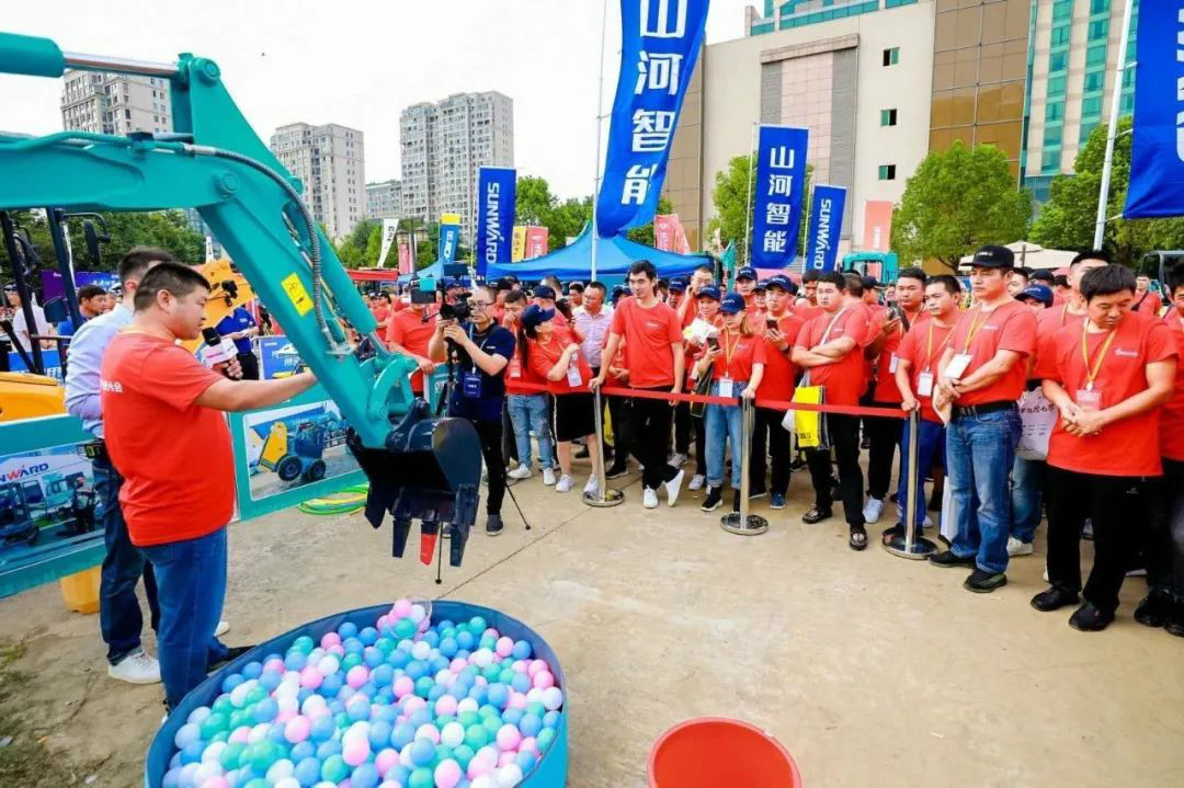 2020全球微挖大会 九游体育(中国)官方网站智能精品微挖赢得满堂彩