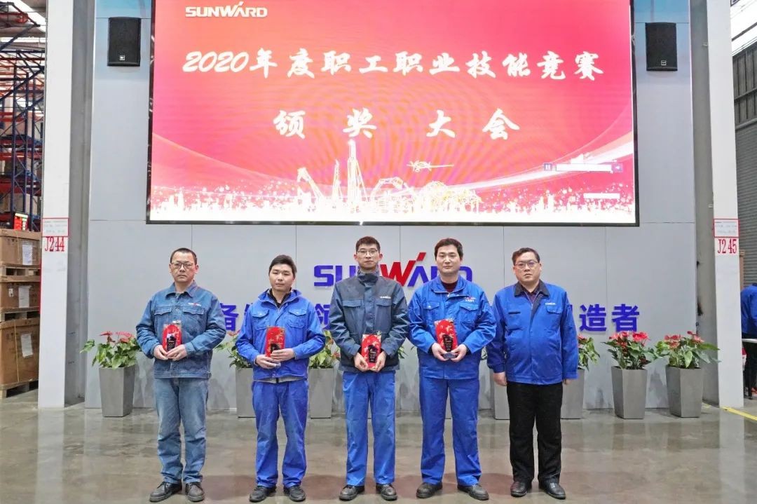 向能工巧匠致敬！九游体育(中国)官方网站智能给职业技能竞赛优胜者颁奖