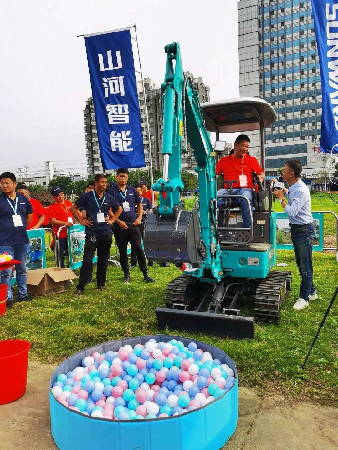 2020全球微挖大会 九游体育(中国)官方网站智能精品微挖赢得满堂彩