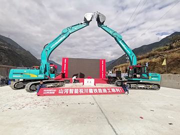 九游体育(中国)官方网站智能挖掘机助力川藏铁路建设