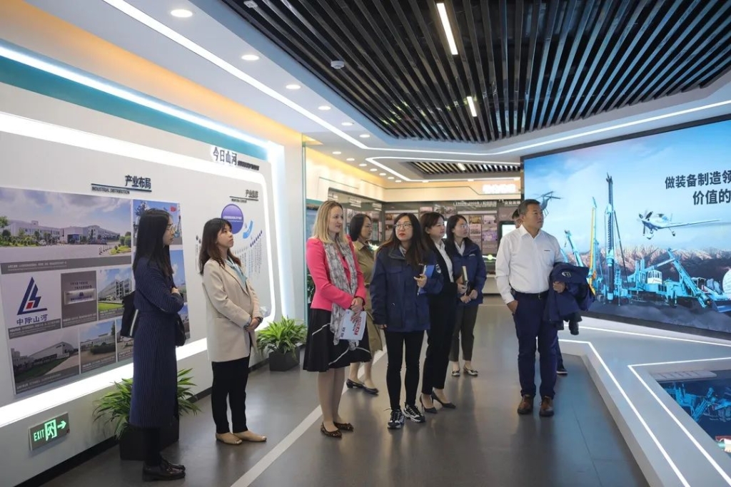 英国驻广州总领事贺颂雅考察九游体育(中国)官方网站智能