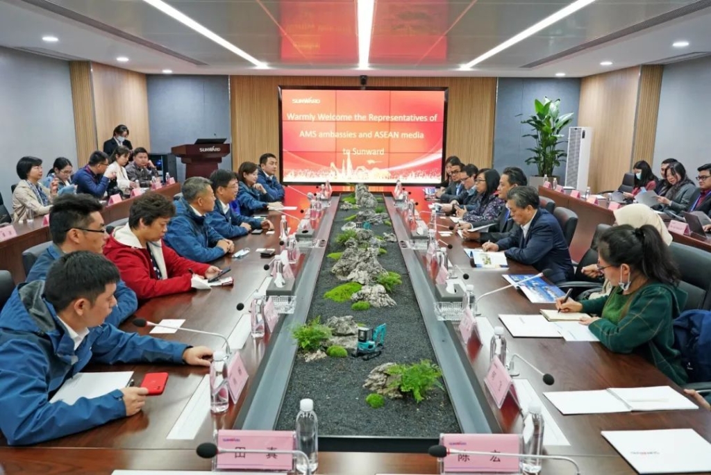 东盟联合参访团考察九游体育(中国)官方网站智能