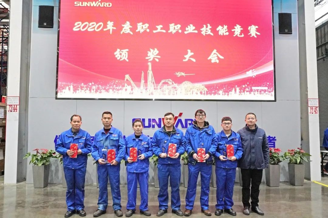 向能工巧匠致敬！九游体育(中国)官方网站智能给职业技能竞赛优胜者颁奖