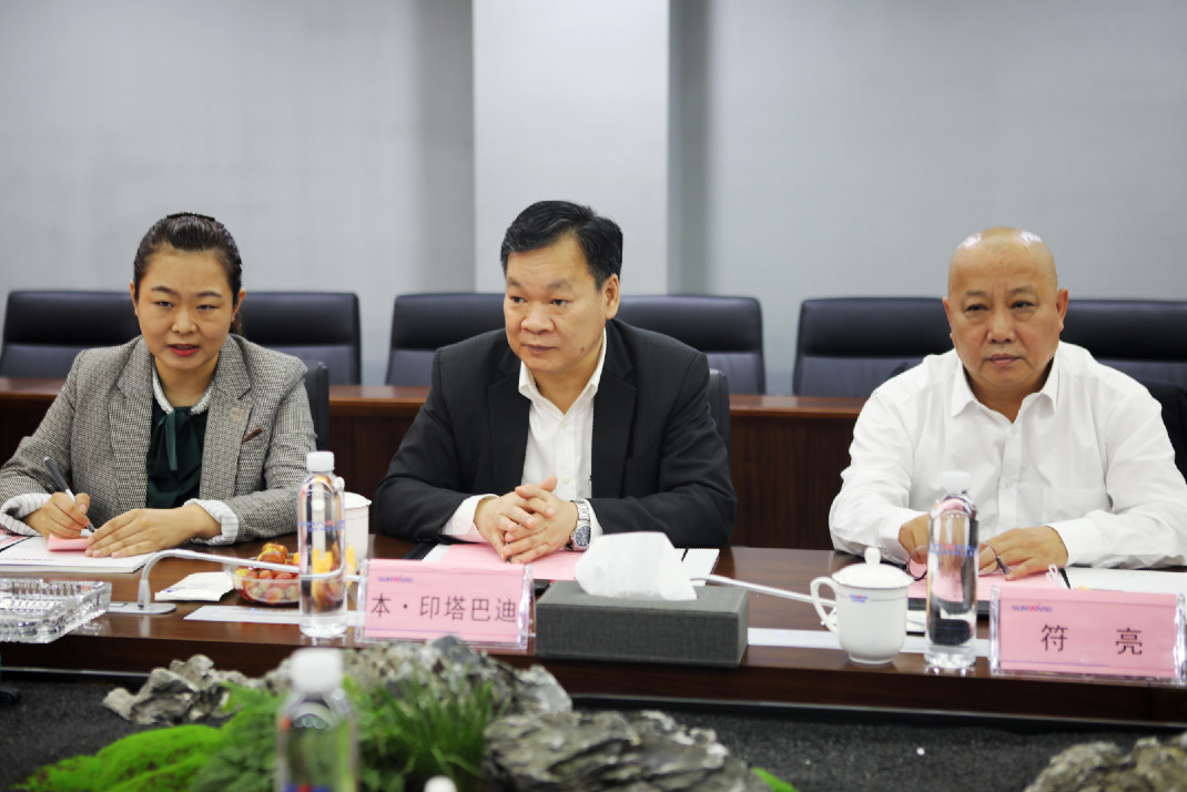 老挝长沙总领事本·印塔巴迪考察九游体育(中国)官方网站智能