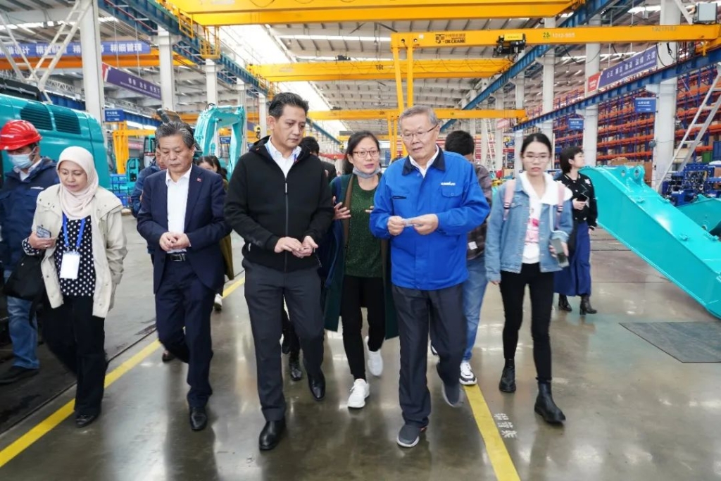 东盟联合参访团考察九游体育(中国)官方网站智能