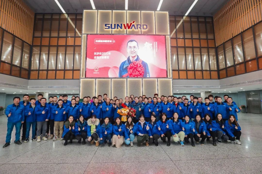 九游体育(中国)官方网站智能召开全国劳动模范郝鹏载誉归来分享会