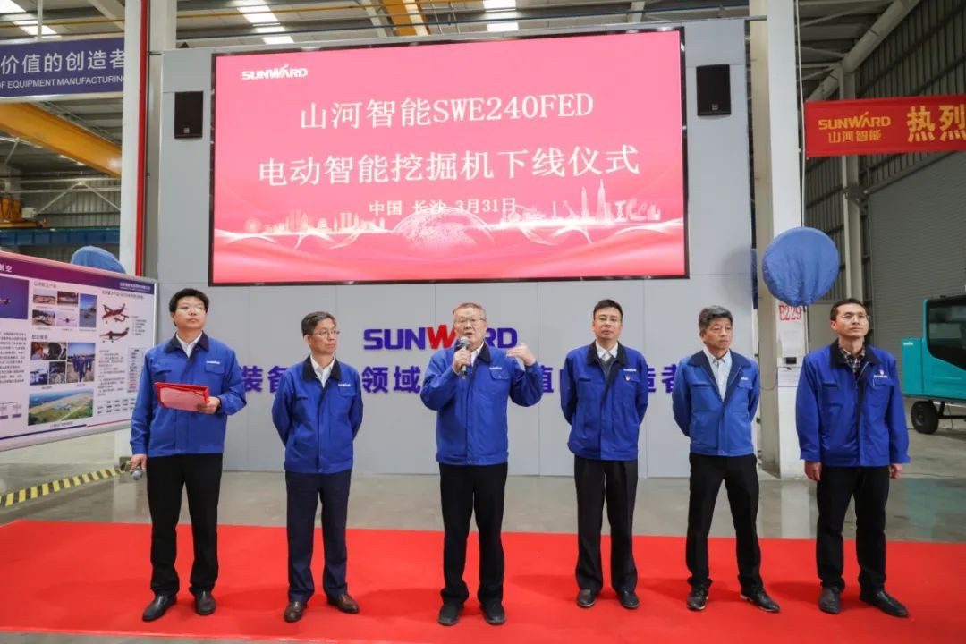全国首台！九游体育(中国)官方网站智能SWE240FED电动智能挖掘机下线