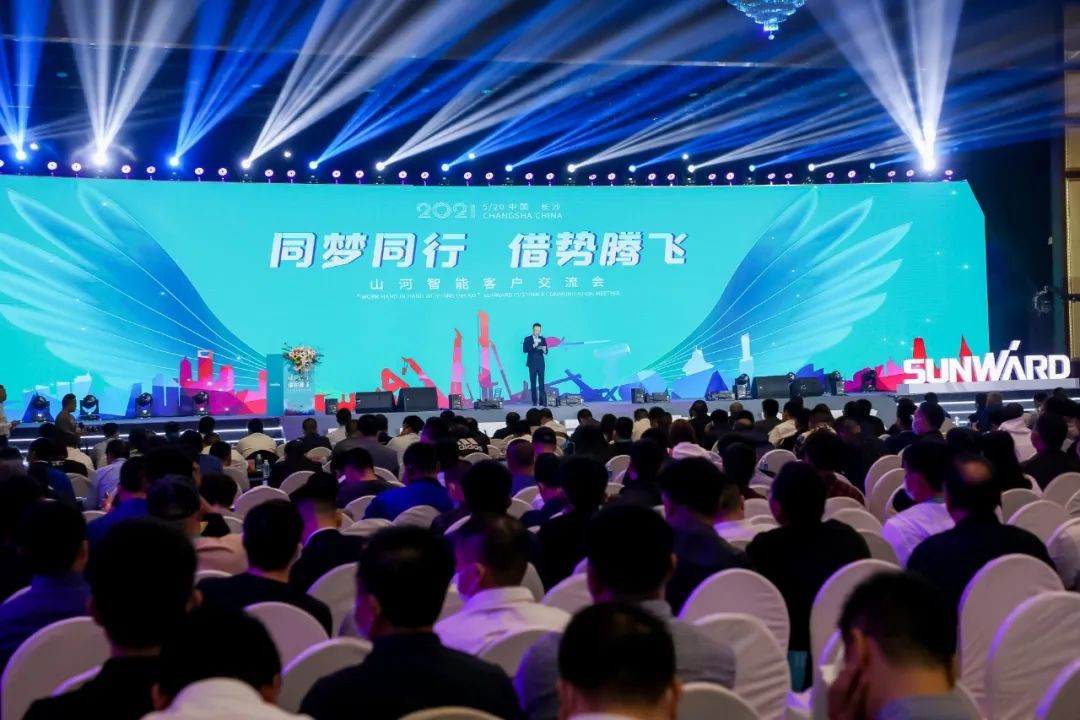 “爆品”出击！九游体育(中国)官方网站智能客户交流会签约超8亿元