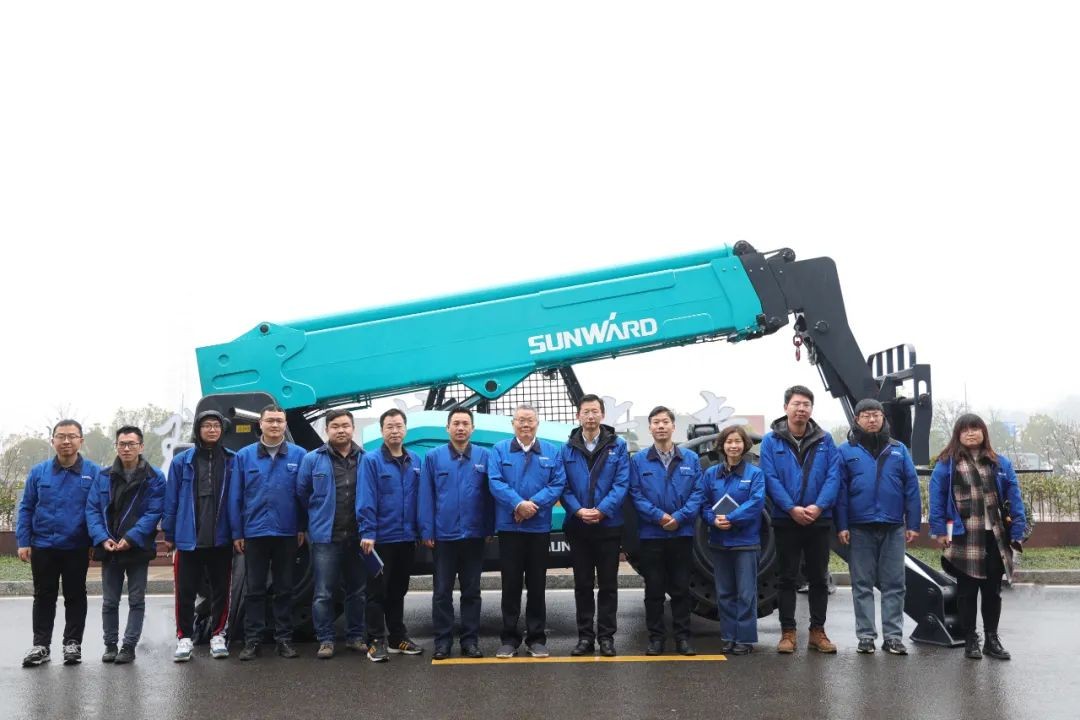 九游体育(中国)官方网站智能SWTH1056伸缩臂叉装车新机下线