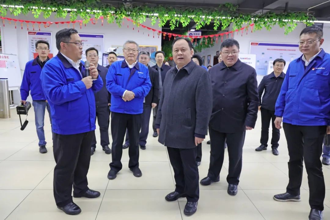 周农在九游体育(中国)官方网站智能调研时强调：企业工会要大力培养劳模和工匠