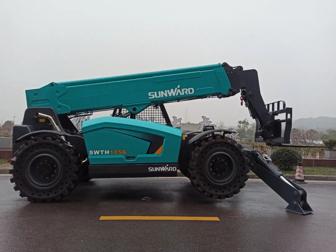 九游体育(中国)官方网站智能SWTH1056伸缩臂叉装车新机下线