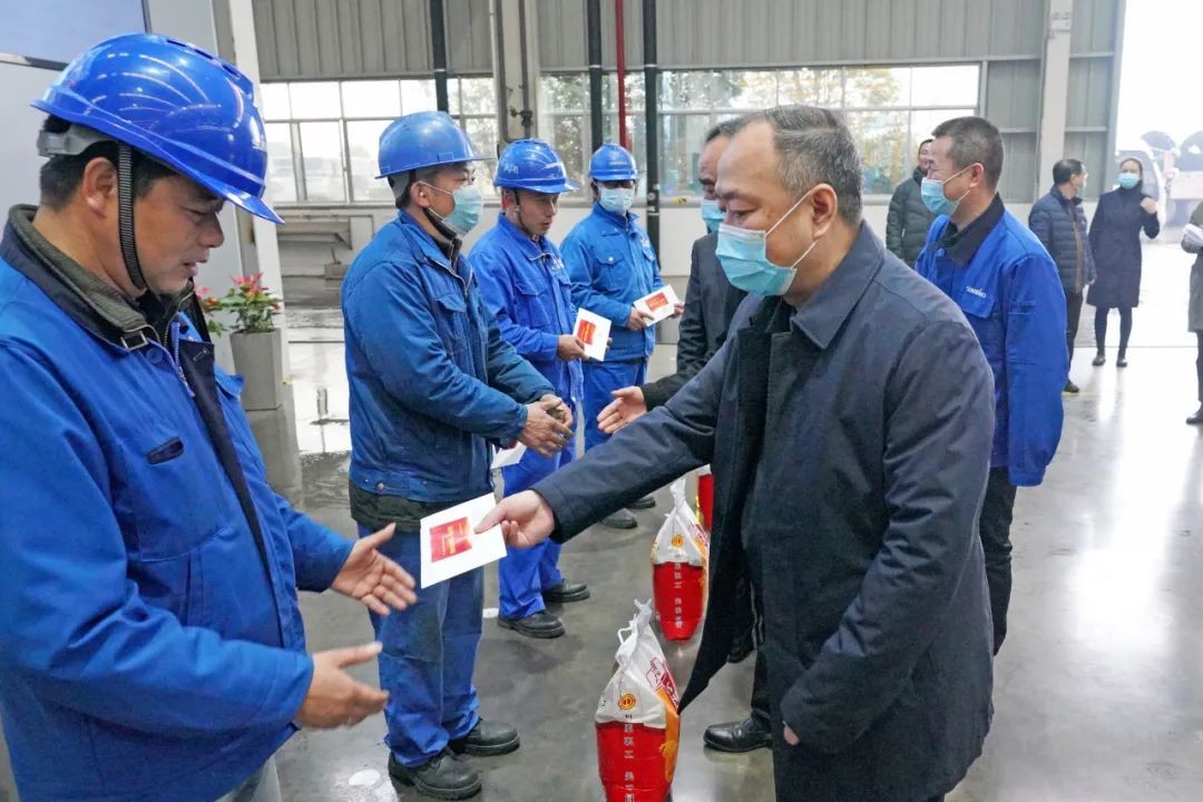 张庆红慰问九游体育(中国)官方网站智能困难党员