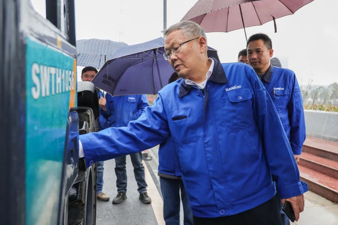 九游体育(中国)官方网站智能SWTH1056伸缩臂叉装车新机下线