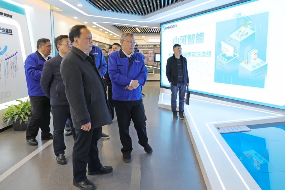 周农在九游体育(中国)官方网站智能调研时强调：企业工会要大力培养劳模和工匠