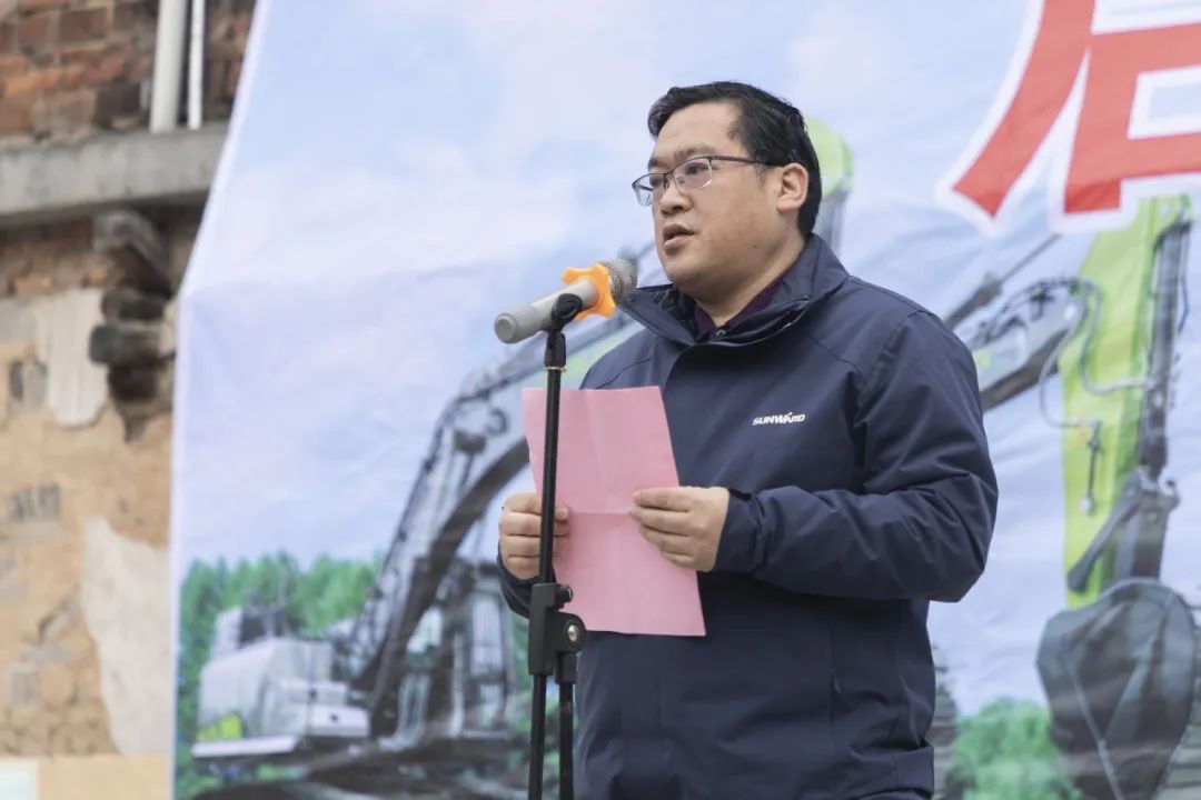 校企合作精准扶贫，产教融合振兴乡村 | 九游体育(中国)官方网站智能向合作院校对口扶贫点捐赠挖掘机