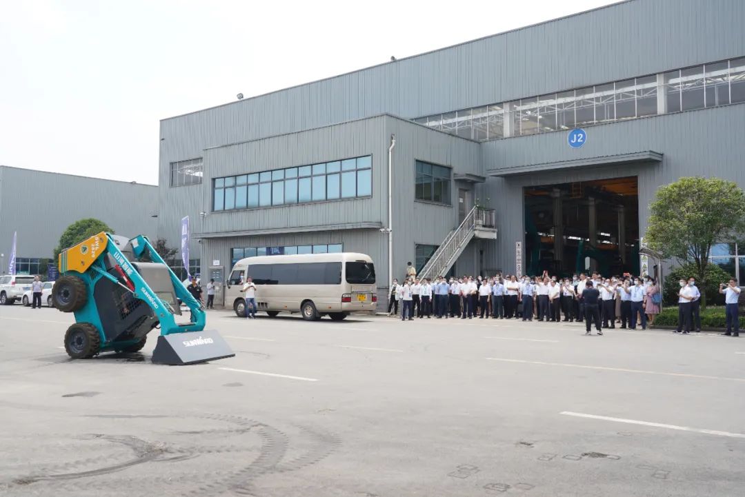 全国战略性新兴产业集群建设考察团调研九游体育(中国)官方网站智能