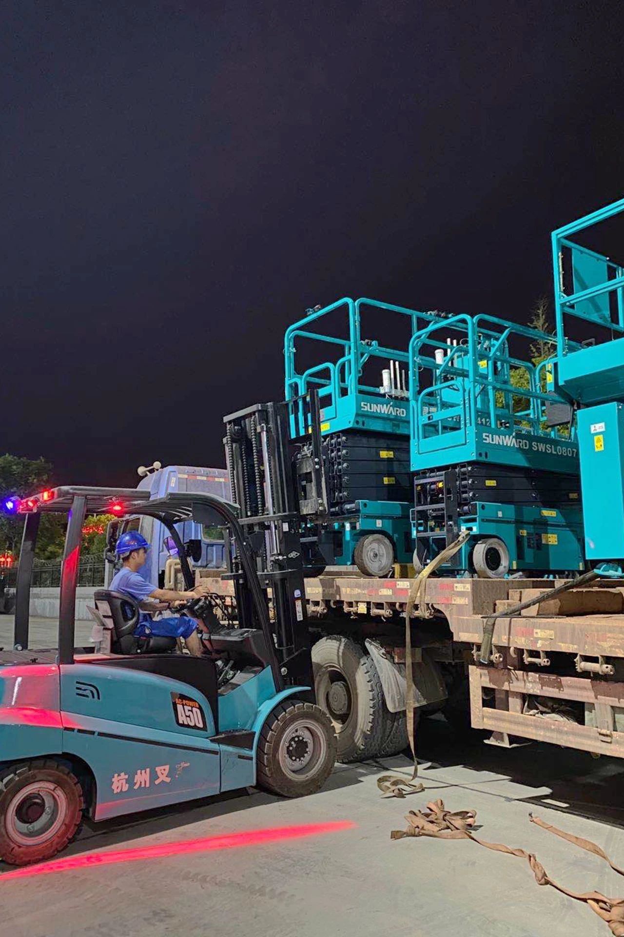 九游体育(中国)官方网站智能“蓝精灵”们在平凡岗位的坚守与奉献