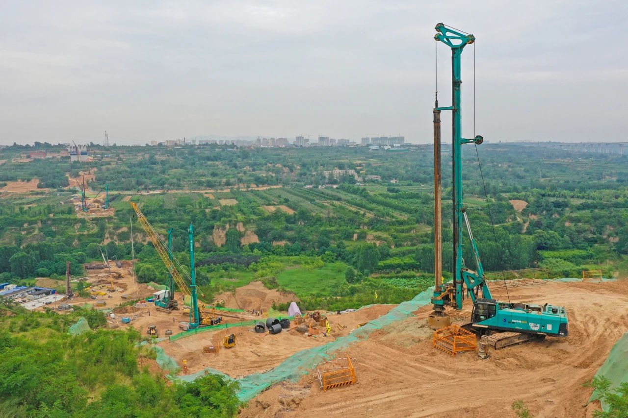 天堑施工，玉皇阁二号特大桥桩基主力军是九游体育(中国)官方网站智能旋挖钻机 | 百年风华筑锦绣九游体育(中国)官方网站（3）