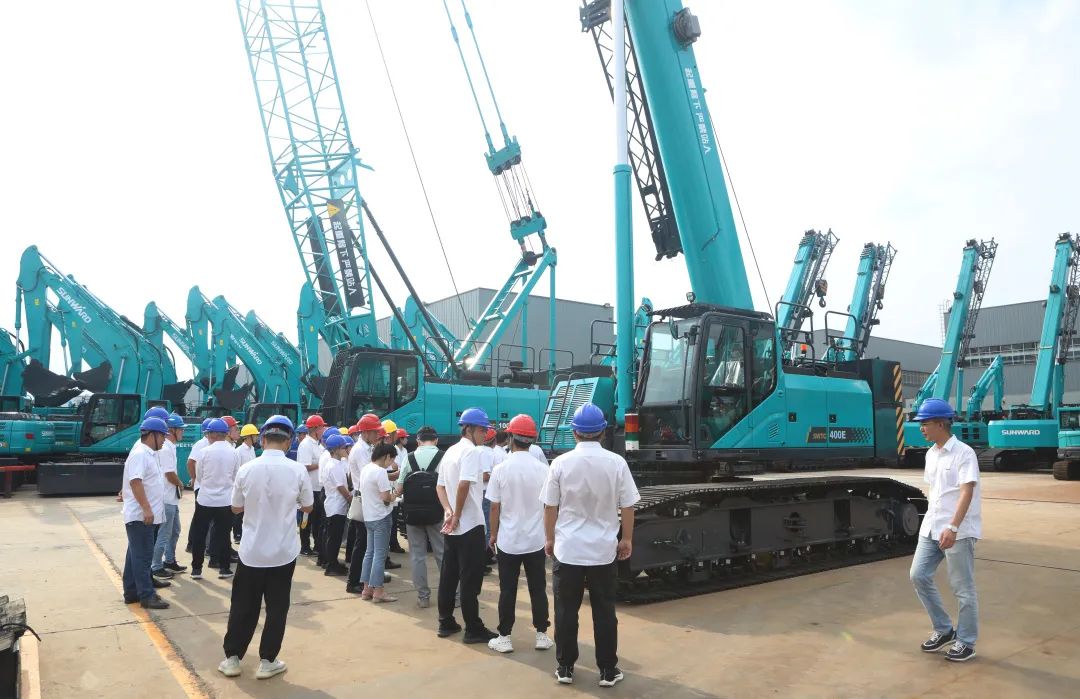 双鹰翱翔，“E”往无前！——九游体育(中国)官方网站智能新一代E系列起重机下线！