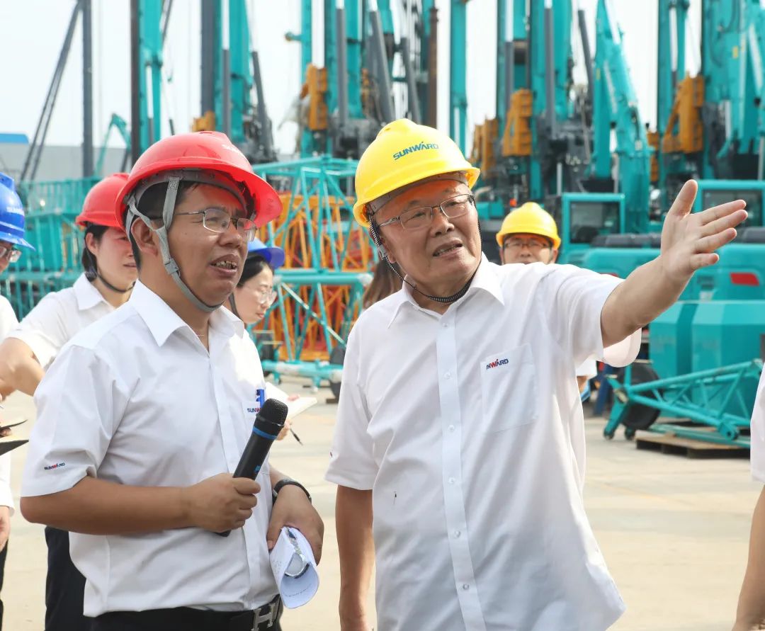 双鹰翱翔，“E”往无前！——九游体育(中国)官方网站智能新一代E系列起重机下线！