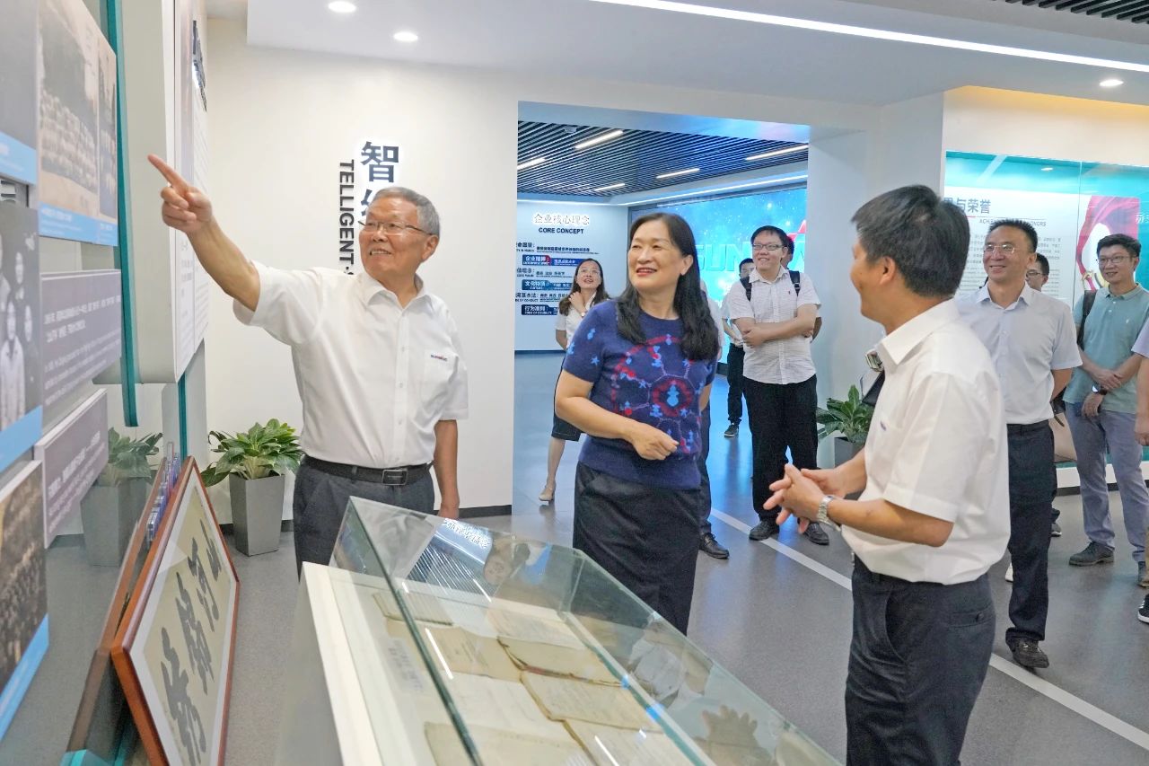 为创新创业精神点赞！中国工程院院士陈晓红一行到访九游体育(中国)官方网站智能