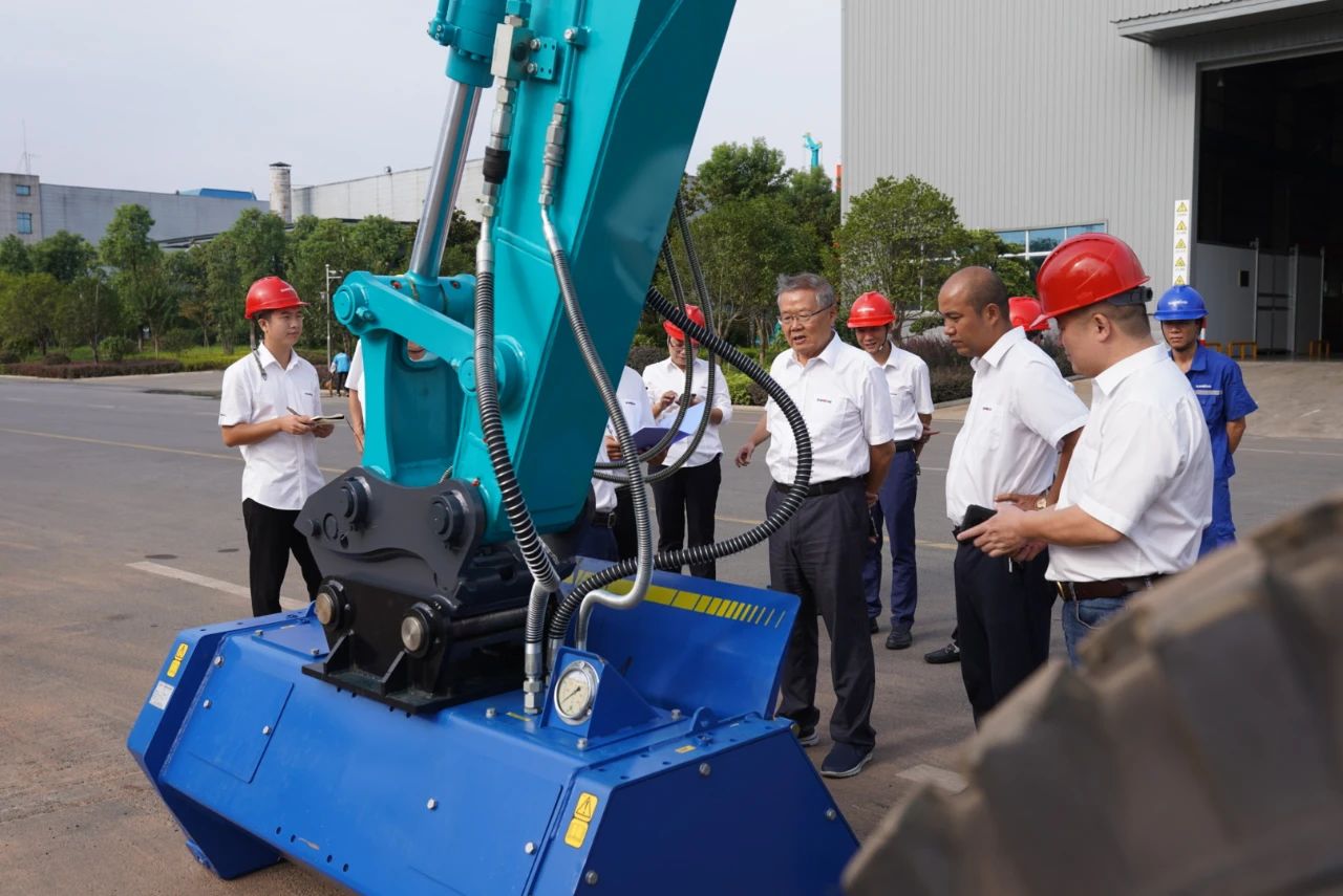 国内首台！九游体育(中国)官方网站智能15吨级轮履两用开带机成功下线