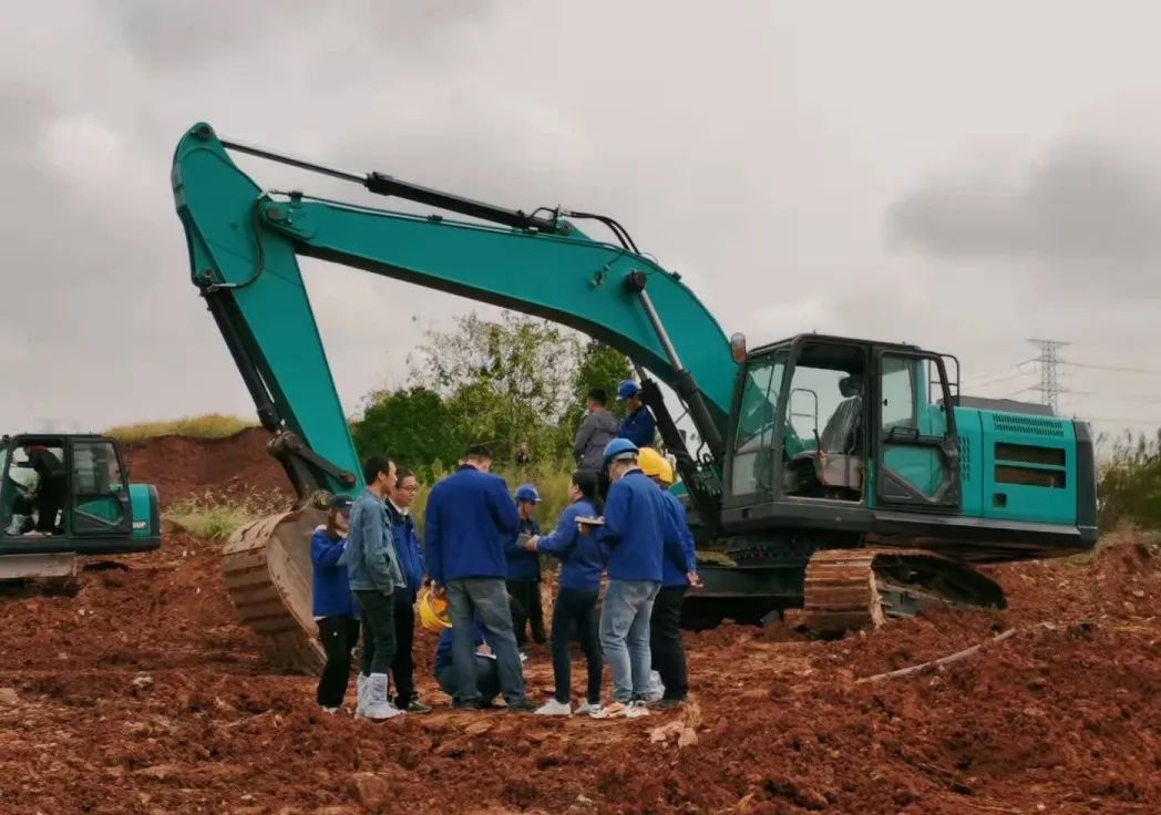 一起来“找茬”！10位“超级体验官”试驾九游体育(中国)官方网站智能最新“F系列”挖掘机