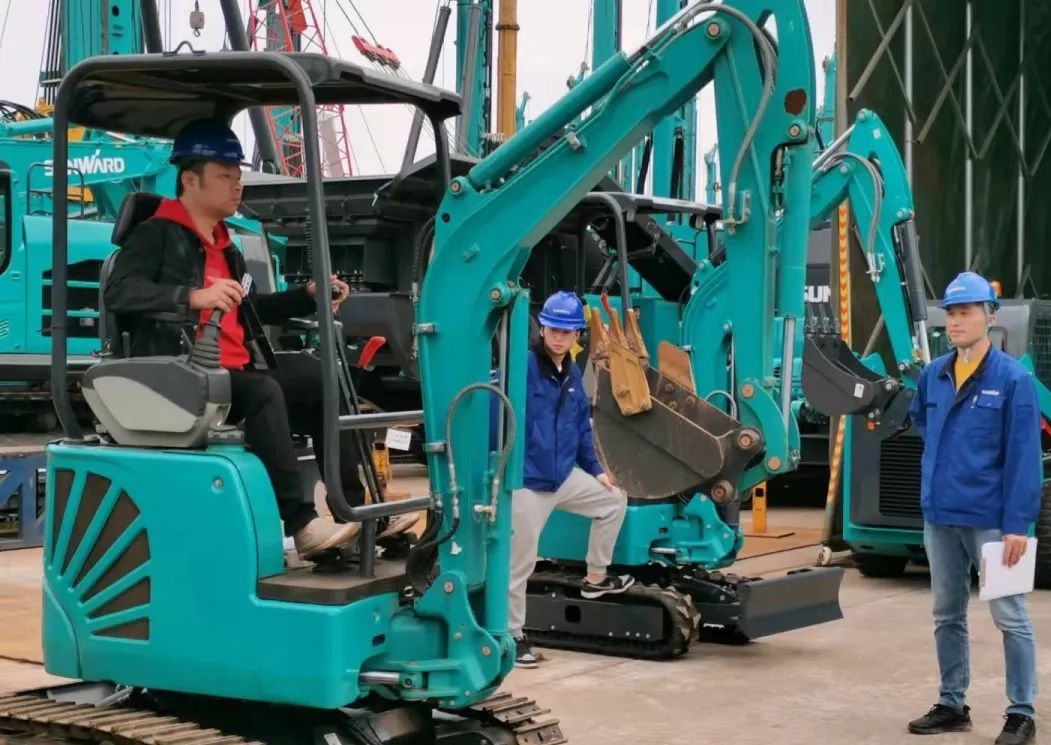 一起来“找茬”！10位“超级体验官”试驾九游体育(中国)官方网站智能最新“F系列”挖掘机