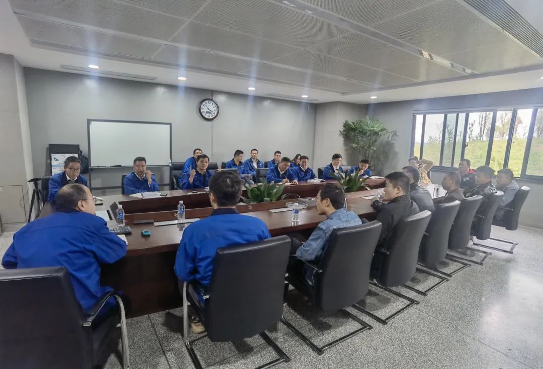 一起来“找茬”！10位“超级体验官”试驾九游体育(中国)官方网站智能最新“F系列”挖掘机