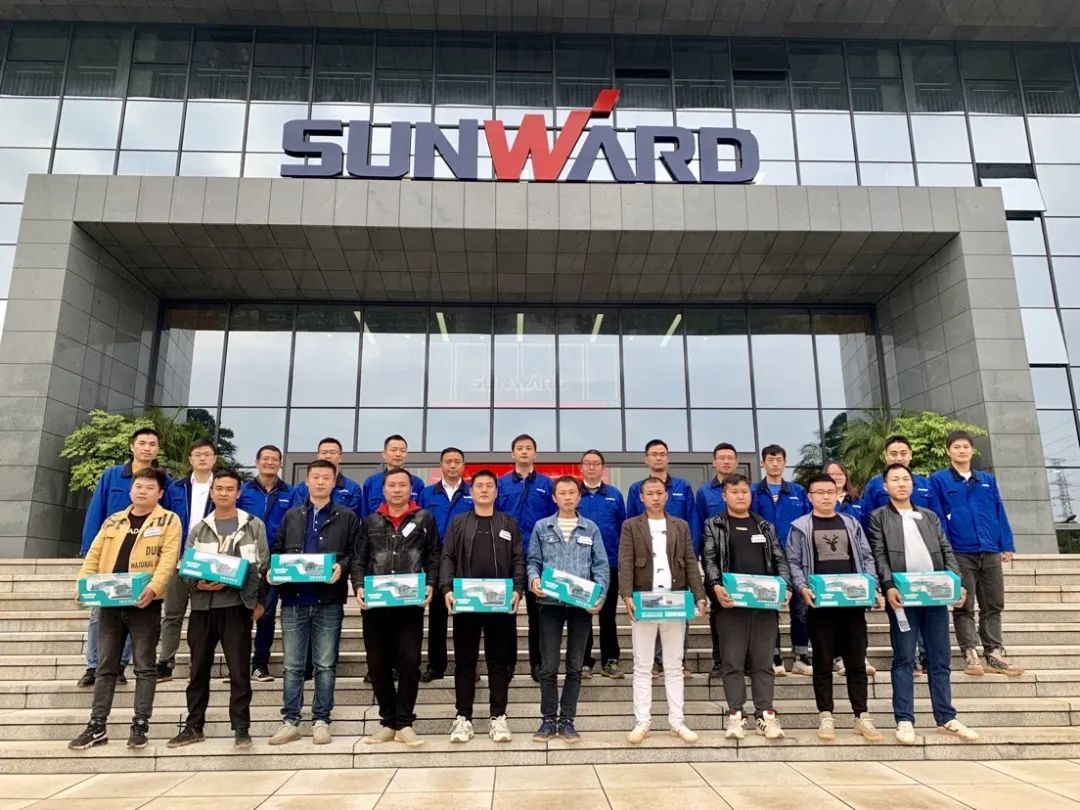 一起来“找茬”！10位“超级体验官”试驾九游体育(中国)官方网站智能最新“F系列”挖掘机