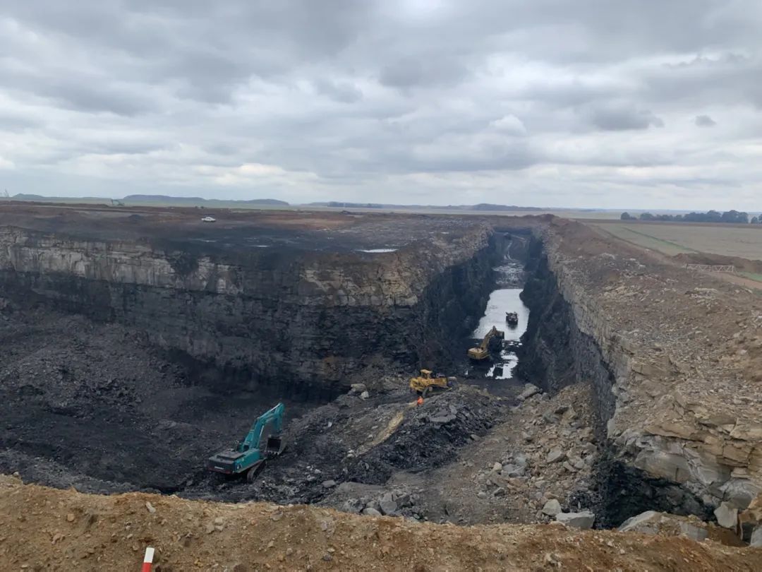 挑战矿山难题！九游体育(中国)官方网站智能95吨级矿用挖掘机成功进入非洲市场