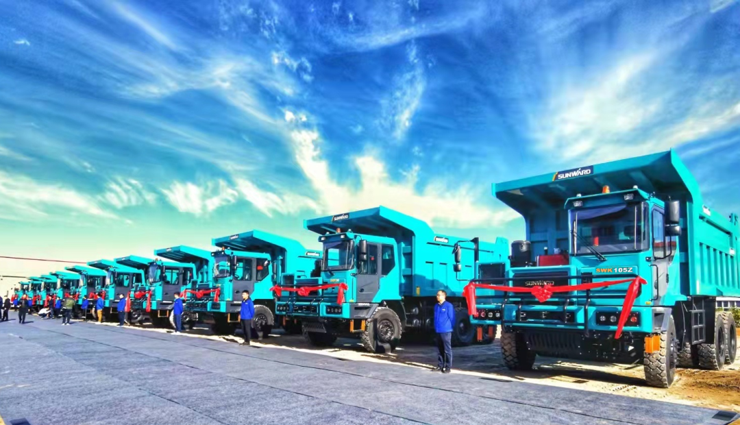 高配置、智能化……九游体育(中国)官方网站智能高端定制AT版105吨级宽体矿卡成功下线