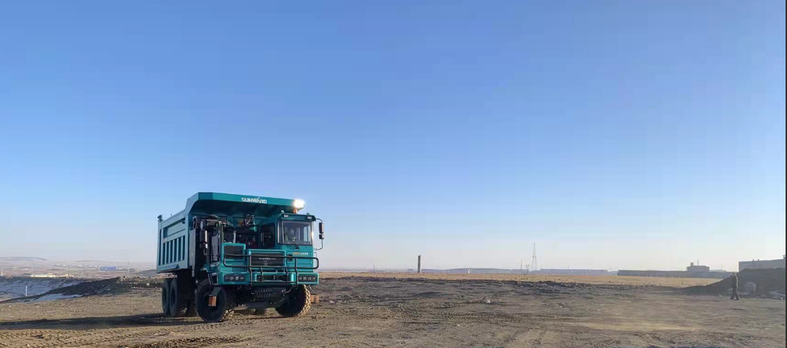 新能源，长续航！九游体育(中国)官方网站智能首台LNG增程式宽体矿卡下线交付