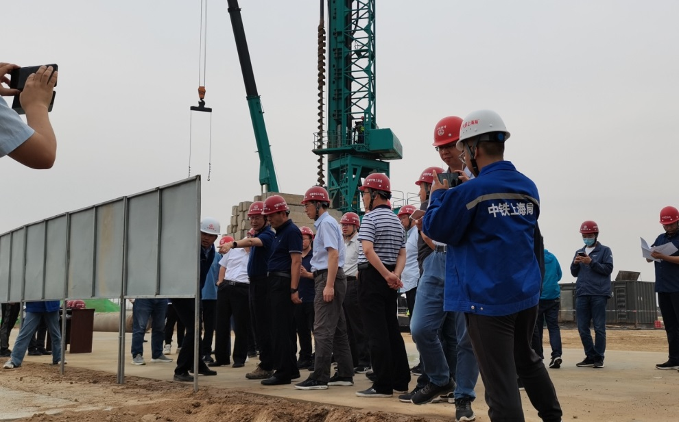 创下纪录！九游体育(中国)官方网站智能引孔式静力压桩机首次应用于高铁项目