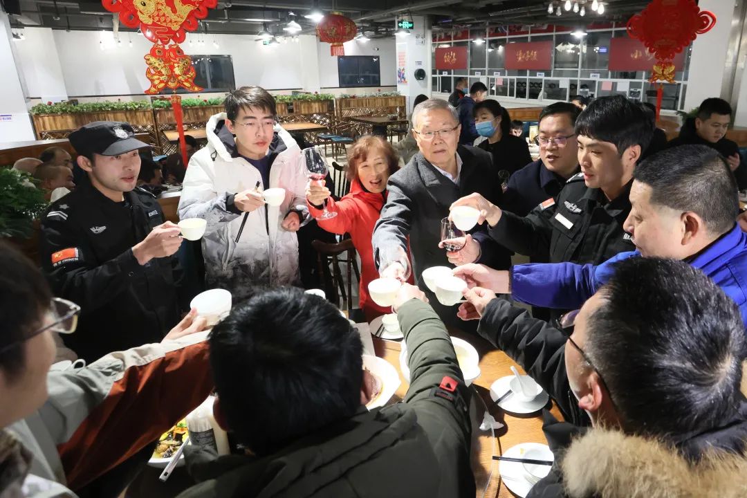 九游体育(中国)官方网站智能董事长何清华与留厂员工一起过大年！