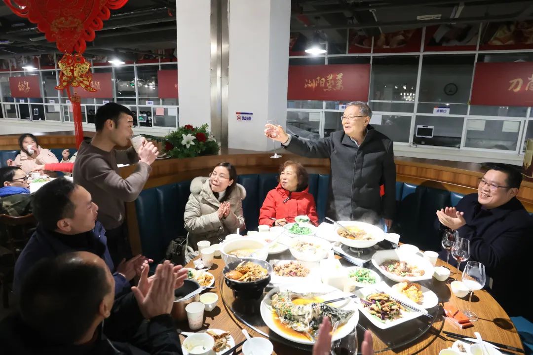 九游体育(中国)官方网站智能董事长何清华与留厂员工一起过大年！