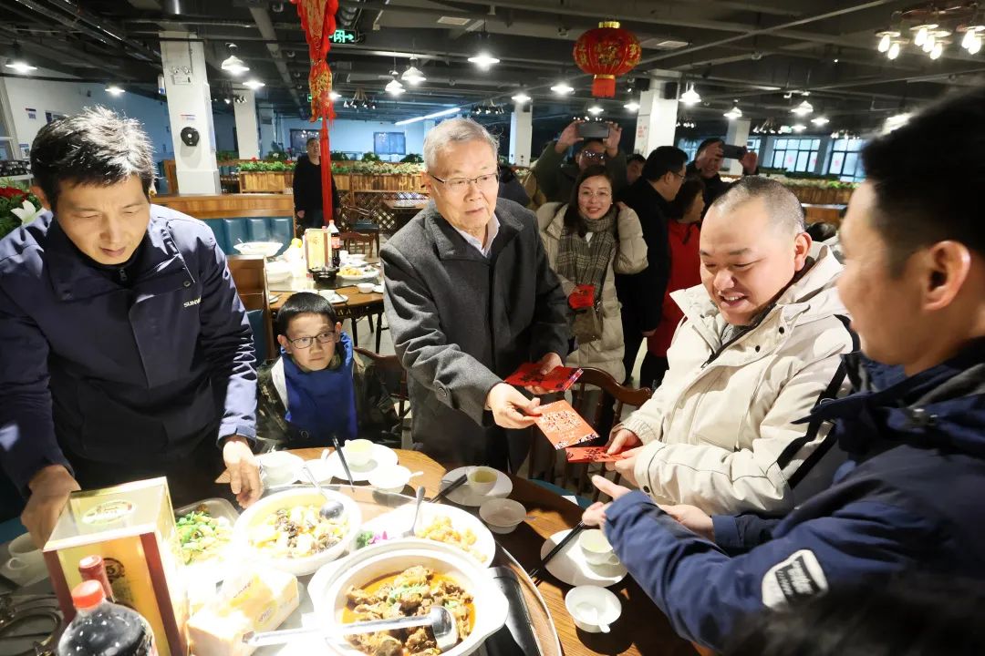 九游体育(中国)官方网站智能董事长何清华与留厂员工一起过大年！