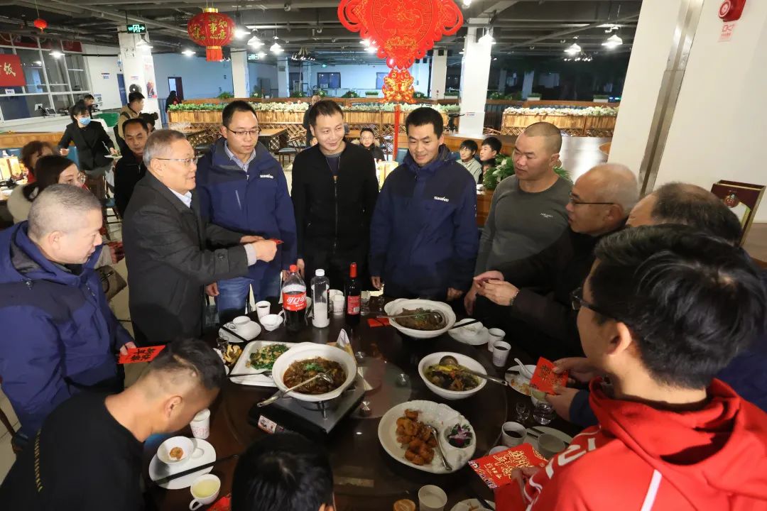 九游体育(中国)官方网站智能董事长何清华与留厂员工一起过大年！